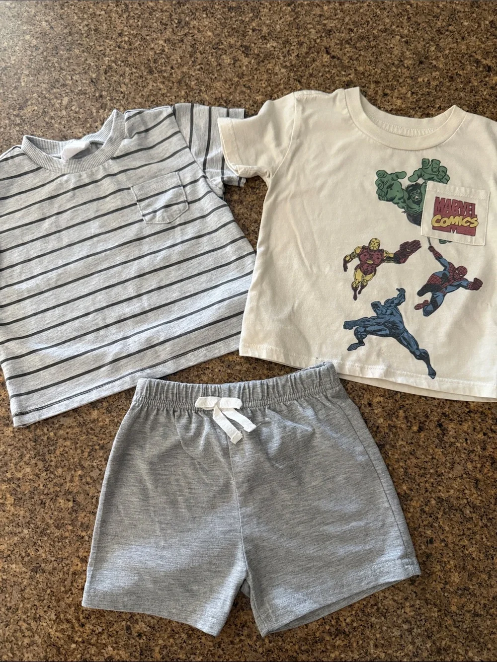 Cream Graphic Tee and Gray Stripe Shorts Set - Kids